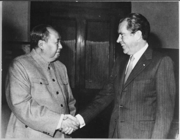 Umkehr der Alli­an­zen und Drei-Wel­ten-Theo­rie: Der Spät­mao­is­mus (1969 – 78) – Arti­kel­se­rie zu Chi­na Teil IX