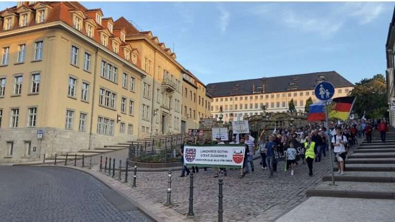 Jeden Mon­tag Zehn­tau­sen­de auf Deutsch­lands Straßen