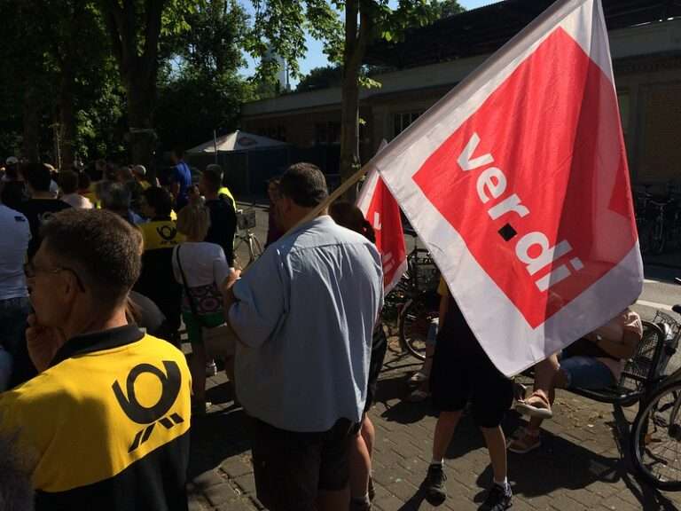 Orga­ni­siert euch und inten­si­viert die Arbeits­kämp­fe: Die Freie Lin­ke Zukunft erklärt sich soli­da­risch mit den strei­ken­den Postlern