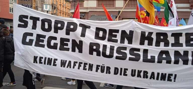 Angriff auf Anti-Kriegs-Ban­ner auf »revo­lu­tio­nä­rer« 1. Mai-Demo in Frank­furt am Main