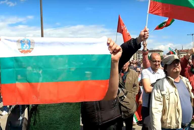 Bulgarien: Anti-​Nato-​Mobilisierung erschüttert Regierung